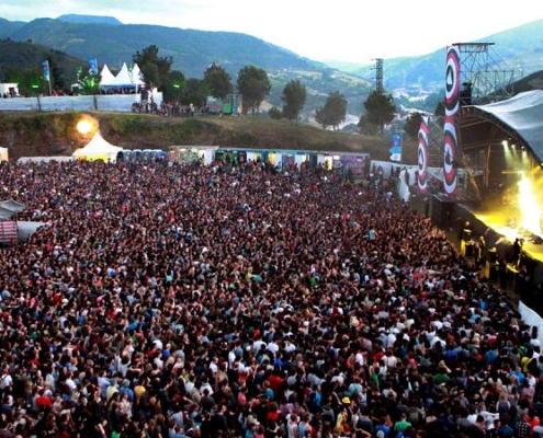 Público en festival de música masivo al aire libre