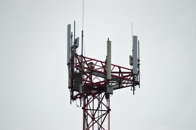 Estructura de torre de telecomunicaciones con antenas de telefonía móvil