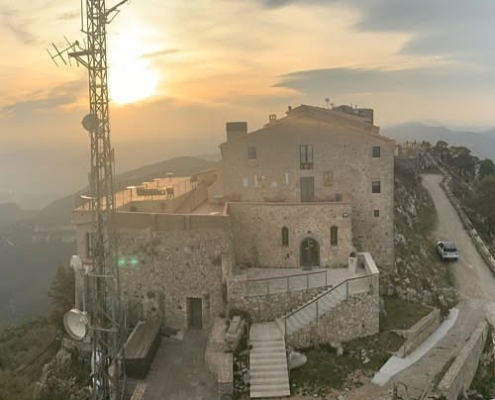 Torre de comunicaciones en ubicación remota para enlace inalámbrico punto a punto