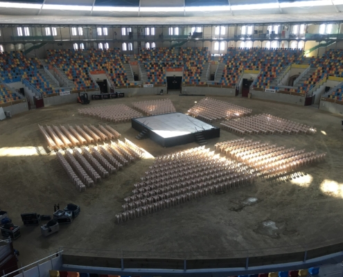 Recinto de evento con escenario y gran aforo donde un fallo de WiFi puede afectar a accesos, TPV y producción