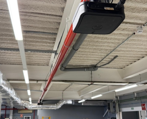 Punto de acceso WiFi profesional en nave industrial — soluciones de conectividad para empresas
