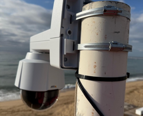 Cámara CCTV exterior en mástil — instalación en entorno expuesto