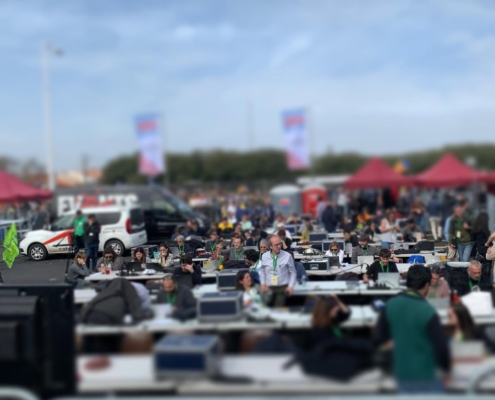 Zona de trabajo con alta densidad de portátiles en un evento — WiFi profesional para congresos y producció