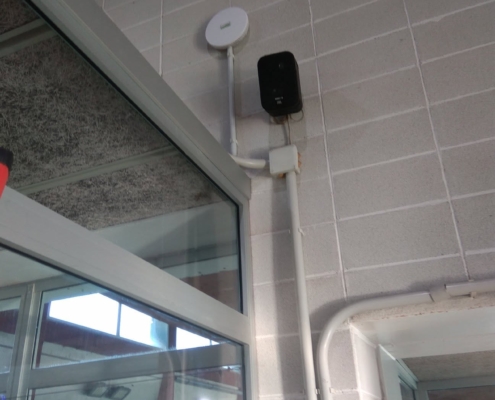 Punto de acceso WiFi profesional en instalación comercial — segmentación VLAN y red de invitados