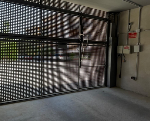 Cámara IP en acceso de edificio en Barcelona — CCTV en oficinas y zonas comunes