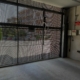 Cámara IP en acceso de edificio en Barcelona — CCTV en oficinas y zonas comunes