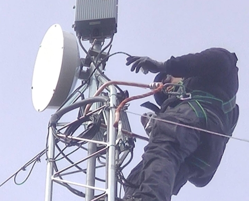 Técnico instalando antena de enlace punto a punto en torre — Ibersystems