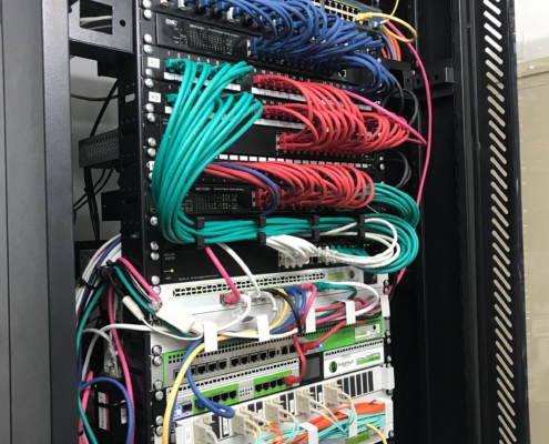 Armario de red con switches y cableado estructurado en instalación profesional