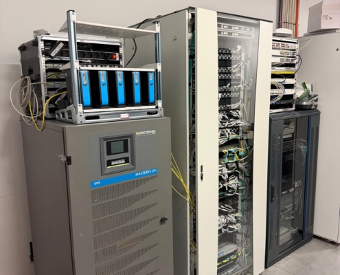Sala técnica con UPS y armarios de red en instalación empresarial