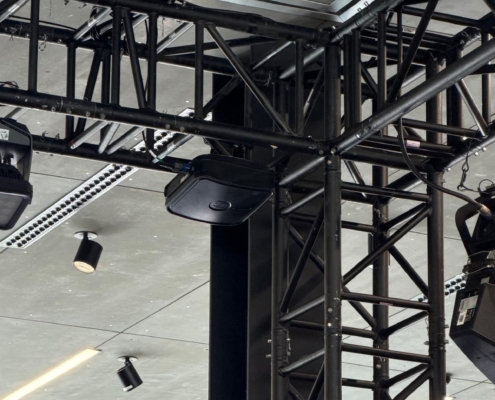 Acceso Wi-Fi profesional montado en estructura metálica para instalaciones corporativas y eventos.