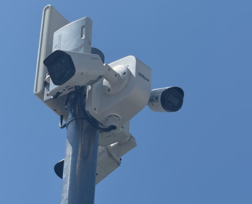 Cámaras CCTV Dahua y antena de enlace inalámbrico en mástil — instalación profesional Ibersystems