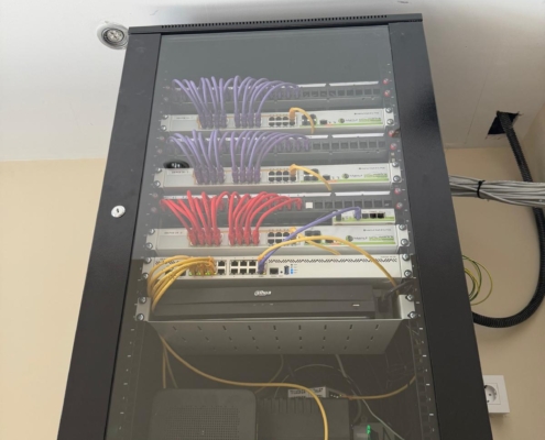 Rack con NVR Dahua y switches PoE — almacenamiento y retención de vídeo CCTV en instalación profesional