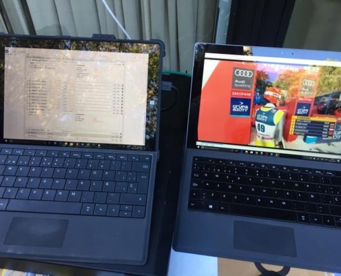 Dos dispositivos portátiles mostrando interfaces de software, métricas de red y herramientas de diagnóstico para la supervisión y mantenimiento remoto de redes WiFi