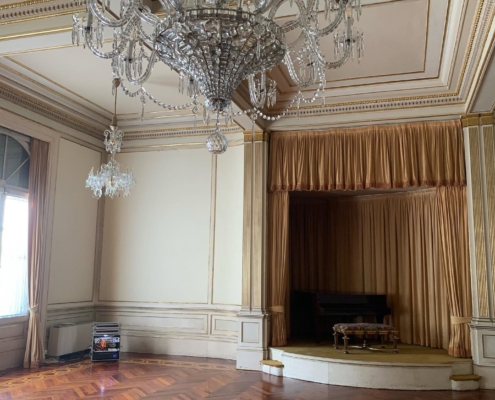 Salón de hotel o edificio histórico en Barcelona — cobertura WiFi profesional para huéspedes y zonas comunes