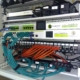 Armario rack de telecomunicaciones con panel de parches, cables etiquetados y equipos de red para la segmentación en edificios multiinquilino