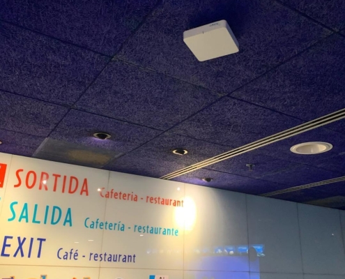 Punto de acceso WiFi profesional en recinto público — cobertura para ferias y salones