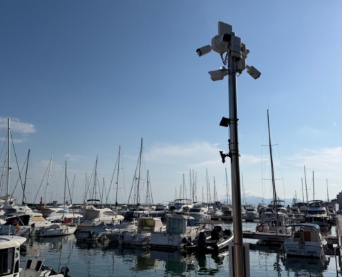 Poste con cámaras IP de exterior en entorno profesional — ejemplo de despliegue de videovigilancia
