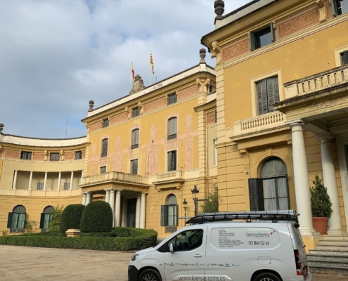 Instalación profesional Ibersystems en edificio institucional — criterios para WiFi y CCTV en Administración local