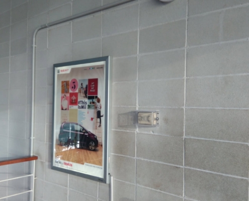 Instalación de punto de acceso WiFi profesional en interior — proyecto de oficina
