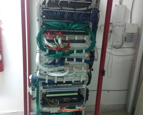 Armario de red en oficina — cobertura WiFi y diseño local frente al diagnóstico del operador