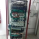 Armario de red en oficina — cobertura WiFi y diseño local frente al diagnóstico del operador