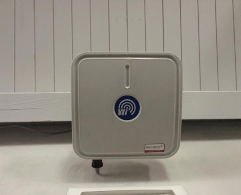 Punto de acceso WiFi profesional instalado en interior — Ibersystems