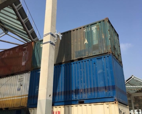 Instalación de red inalámbrica y antenas profesionales en un entorno industrial y logístico con contenedores de almacenamiento en Barcelona