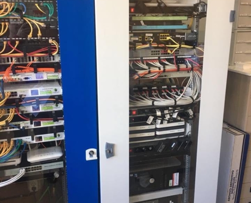Racks de red con switches y cableado estructurado en instalación para oficina