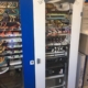 Racks de red con switches y cableado estructurado en instalación para oficina