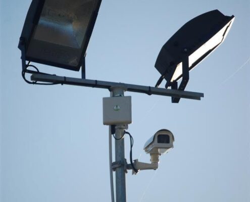 Cámaras CCTV en mástil exterior para vigilancia de muelle o perímetro industrial