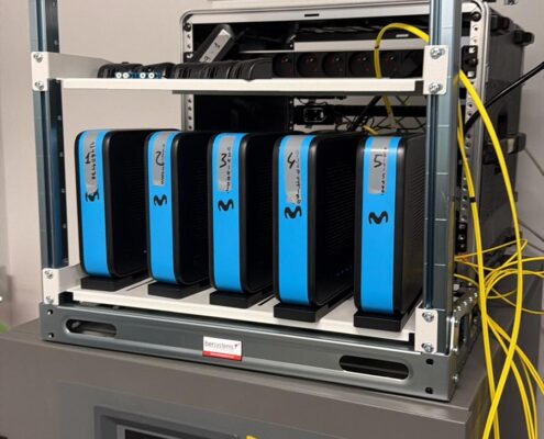Equipamiento de red empresarial en rack para WiFi de oficina con segmentación y gestión centralizada