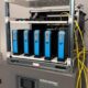 Equipamiento de red empresarial en rack para WiFi de oficina con segmentación y gestión centralizada