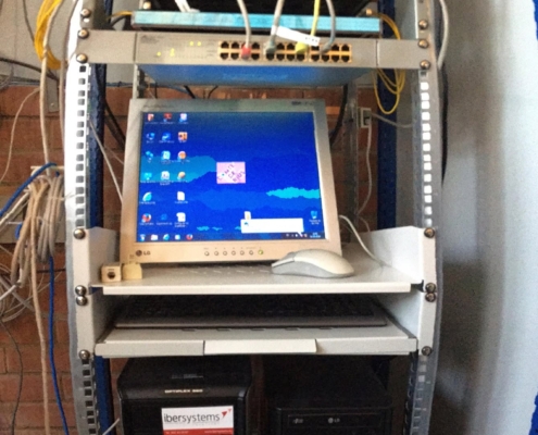 Rack de red con switches y equipos en instalación Ibersystems para edificio