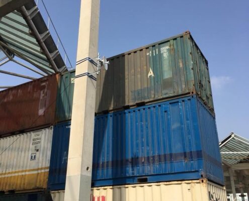 Antena de red inalámbrica en entorno logístico e industrial para cobertura o enlace